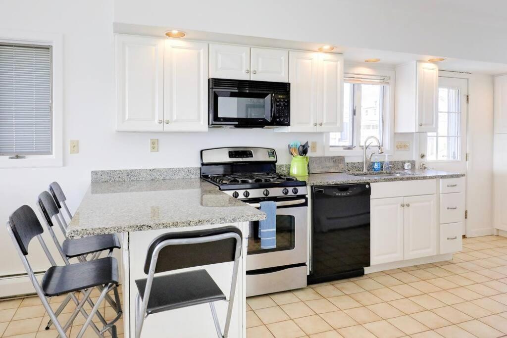 Cheerful 3 Bedroom Front With Fire Place