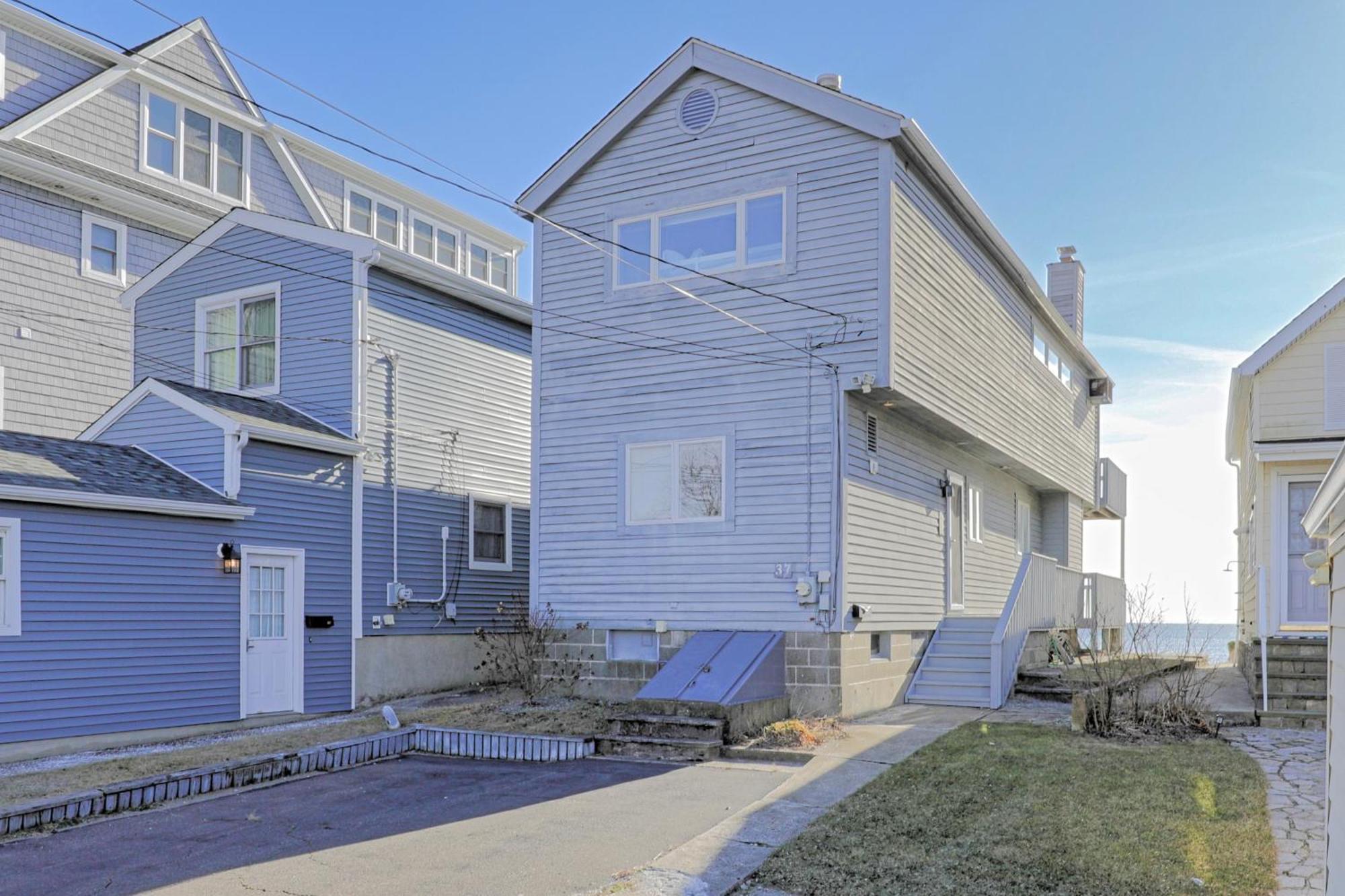 Cheerful 3 Bedroom Front With Fire Place